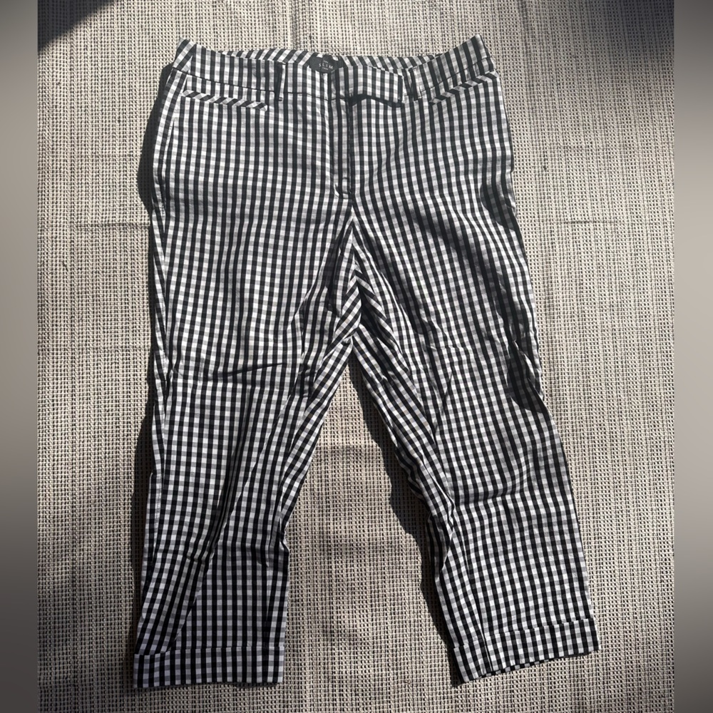 Like new slim cropped black and white checkered pants